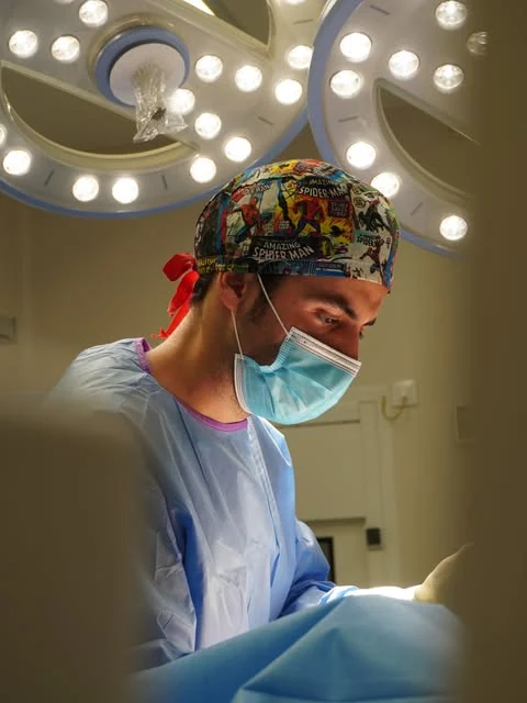 Dr. Martín Suárez during surgery, shared in August 2026