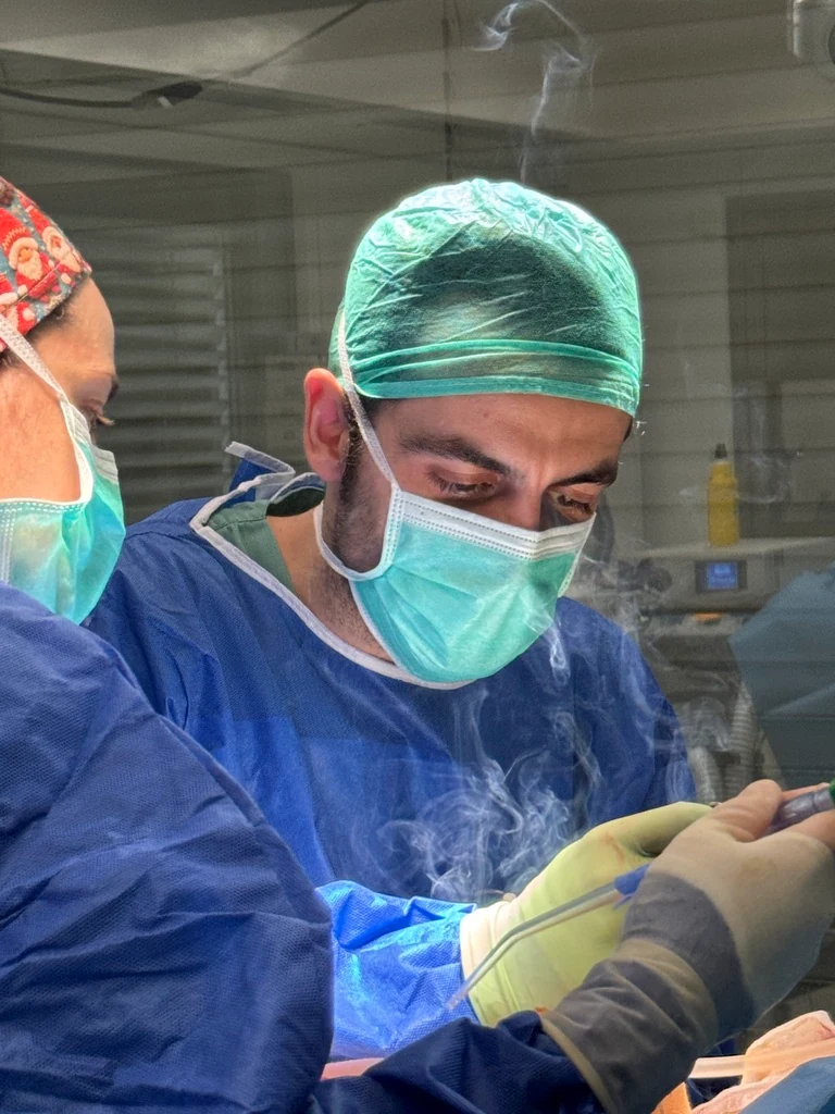 Dr. Martín Suárez at work in the operating theatre